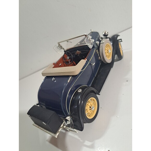 Motor City Classic 1:18 Die Cast 1931 Ford Model A Convertible Classic Car - Picture 3 of 12